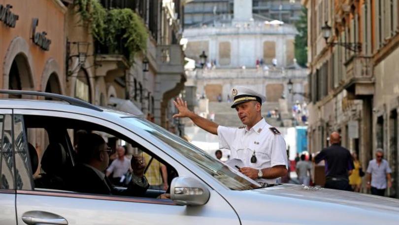 Gli italiani non mollano l'auto, Nord più 'mobile'