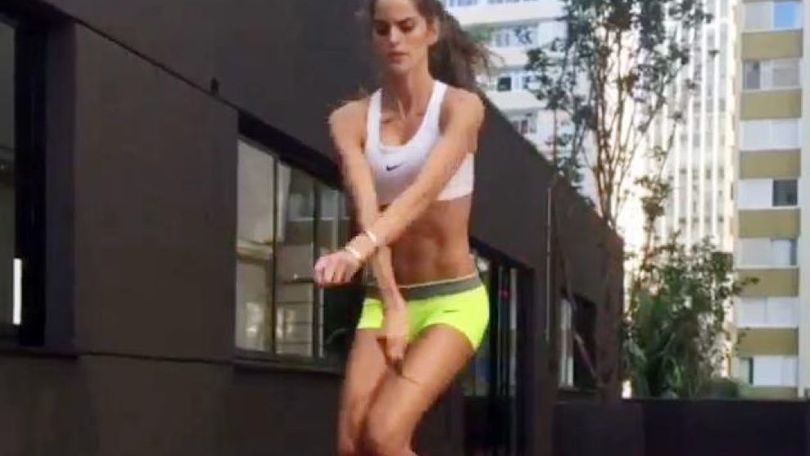 Iza Goulart si tiene in forma con il salto della corda