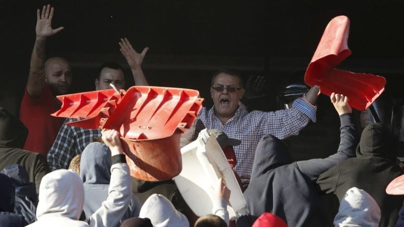 Belgrado, scontri al derby: 50 feriti al "Maracana"