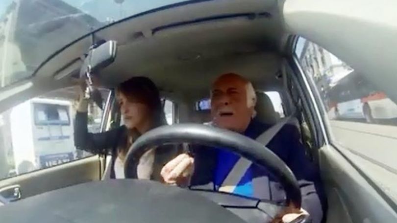 Napoli, il nonno impazzisce nel traffico in tilt