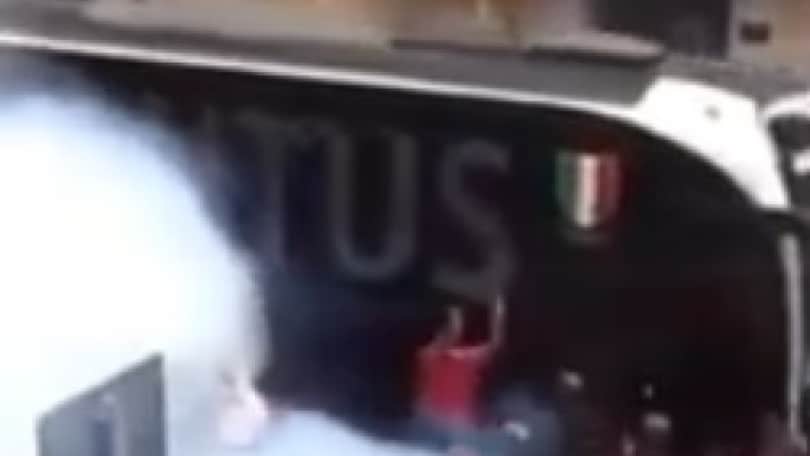 Pullman Juve assaltato dai tifosi del Torino
