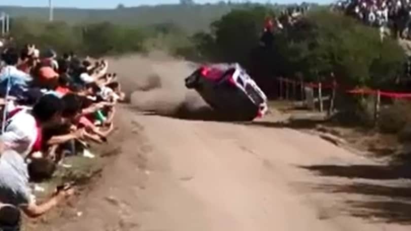 Rally d'Argentina choc, auto travolge il pubblico