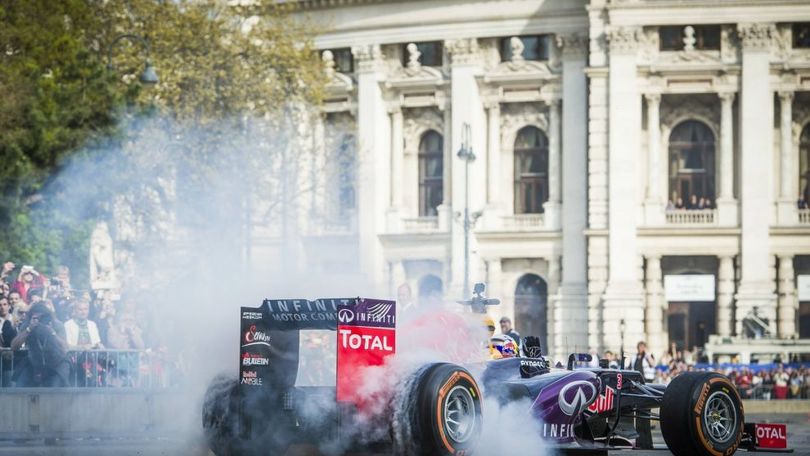 Ricciardo esalta Vienna a colpi di burn out