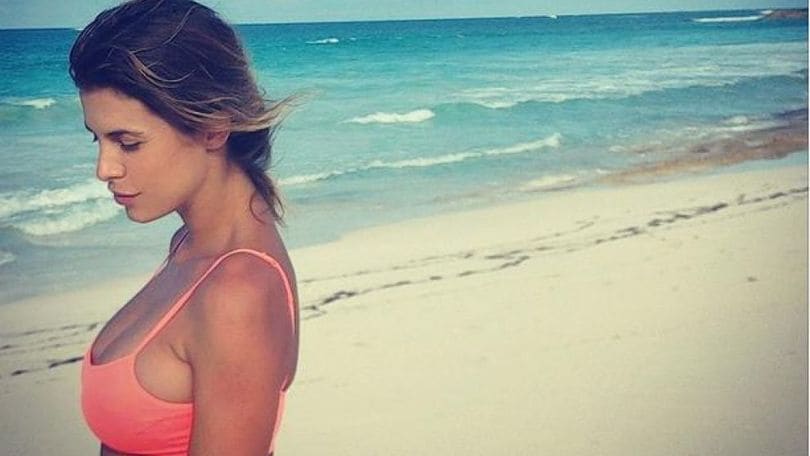 FOTO Elisabetta Canalis, sexy acrobazie sul surf
