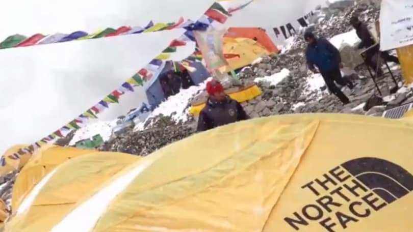 Sull'Everest arriva la valanga, il video è impressionante!
