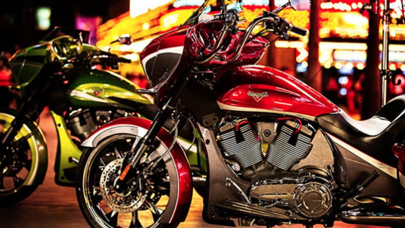 Derapate con la custom: spettacolo Victory