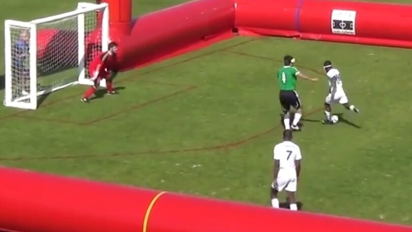 Gol spettacolare del giocatore non vedente