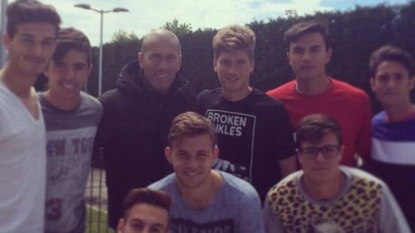 FOTO Juve, Zidane "spia" i giovani bianconeri a Vinovo