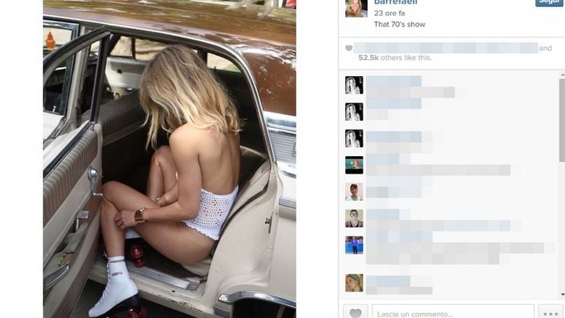 FOTO Bar Refaeli sexy pattinatrice: dove sono gli slip?