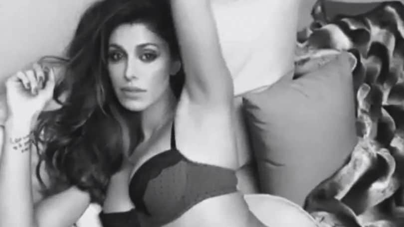 Belen, hot backstage in lingerie