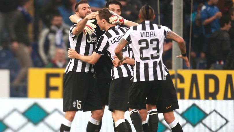 FOTO Juventus, che festa per lo scudetto e Allegri... vola!