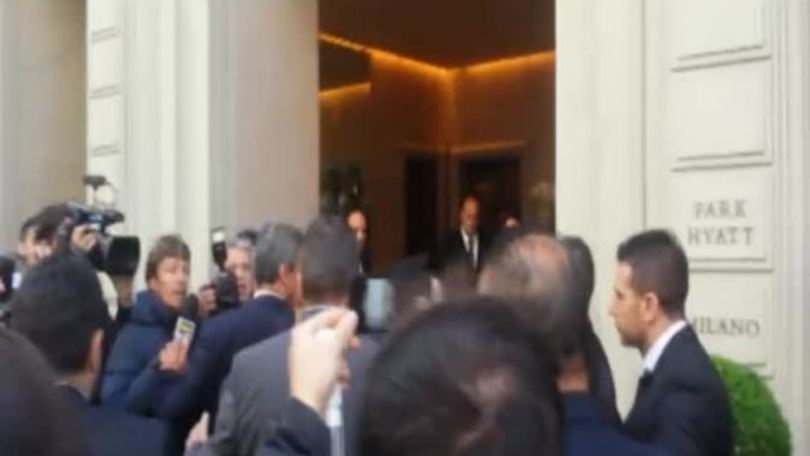 L'arrivo di Berlusconi all'hotel