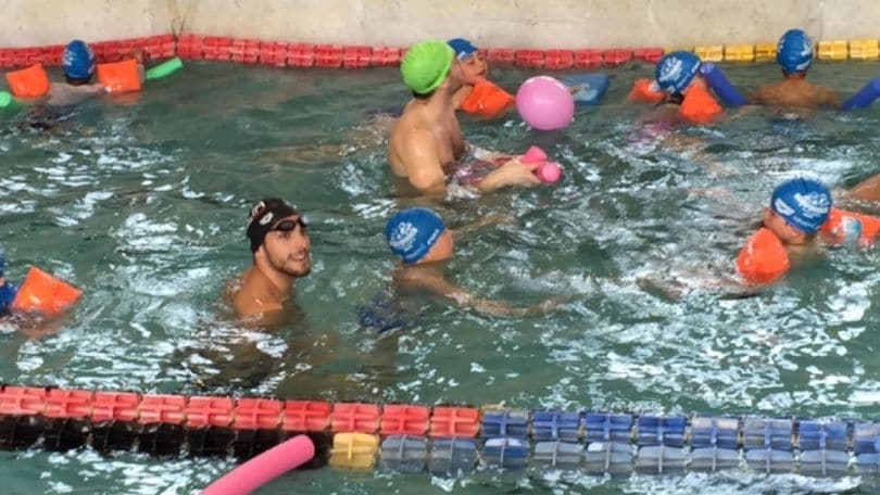 Gabriele Detti in acqua con i bambini