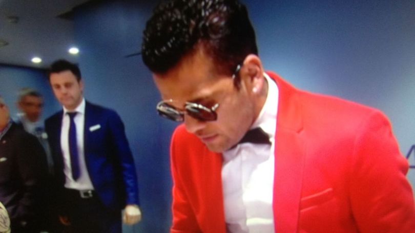 FOTO Giacca, papillon e... calzoncini: lo strano look di Dani Alves