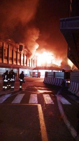 FOTO Che incendio a Fiumicino. Scalo chiuso, fumo ovunque