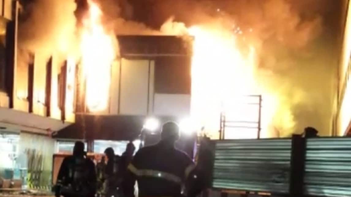 Fiumicino, l'incendio divampa in aeroporto: il video è spaventoso