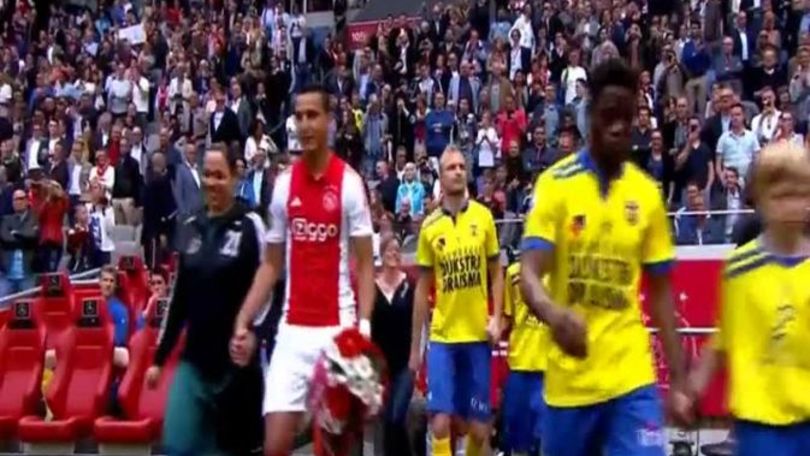 Ajax, le mamme in campo con i calciatori