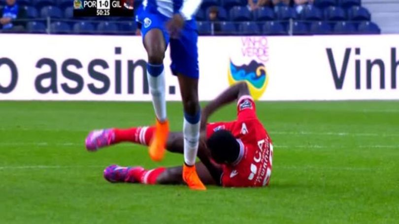 Martins Indi "passeggia" sulla testa di Nwankwo