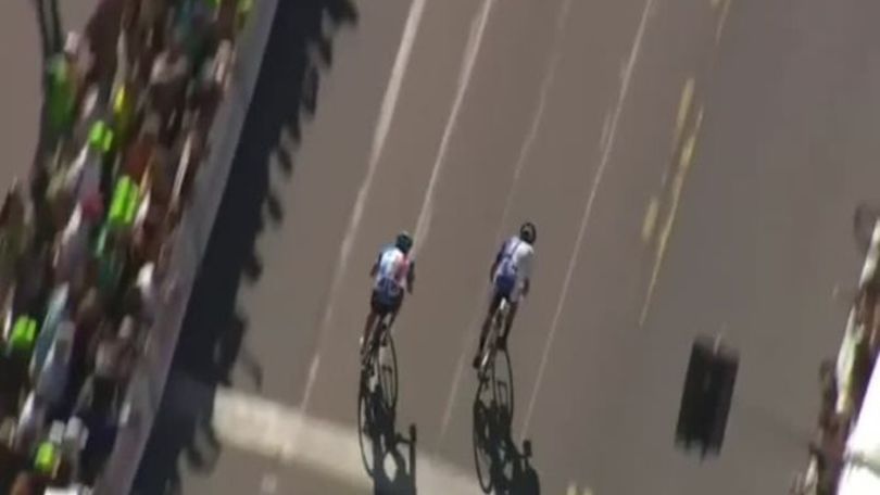 Volata vincente per la maglia rosa Matthews
