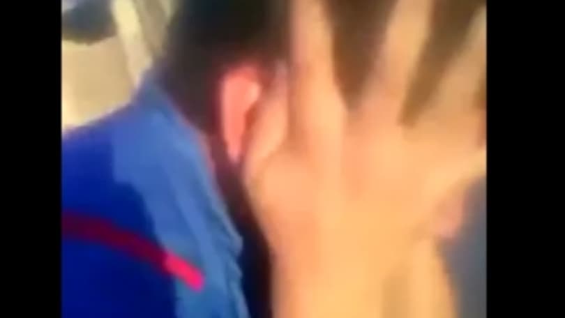 Cruz Azul sconfitto, tifoso piange disperato