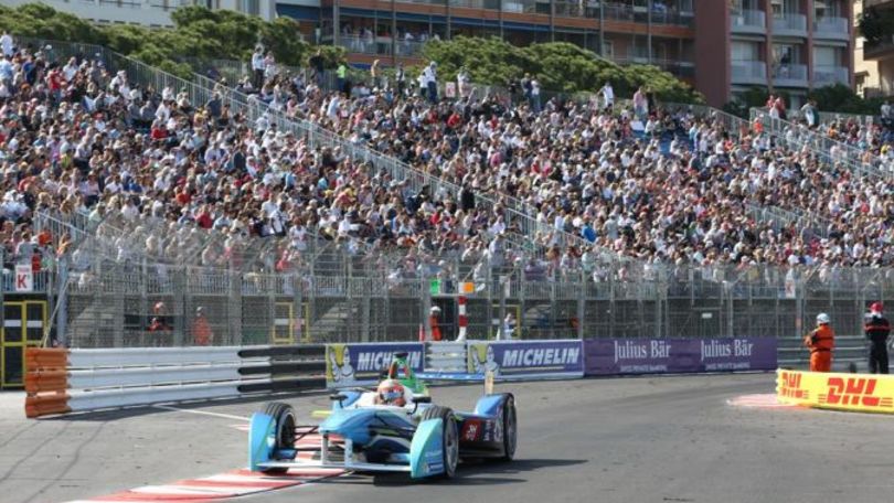 Formula E, il film di Monaco, Senna che botto!