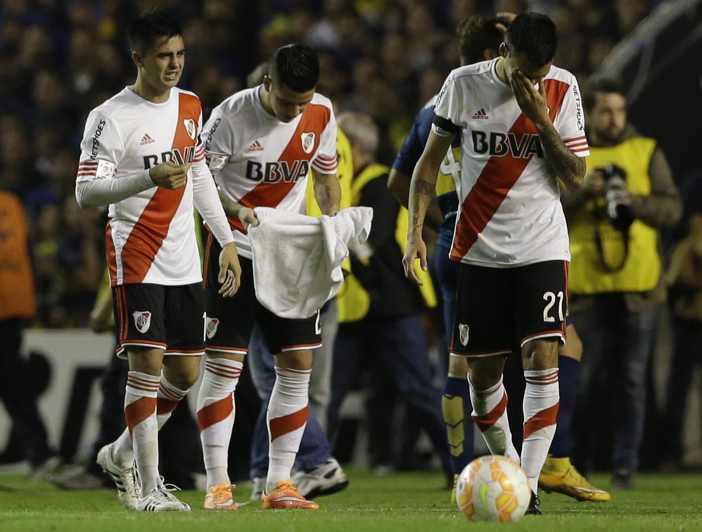 Coppa Libertadores, Boca-River sospesa: quattro giocatori finiscono in ospedale ustionati