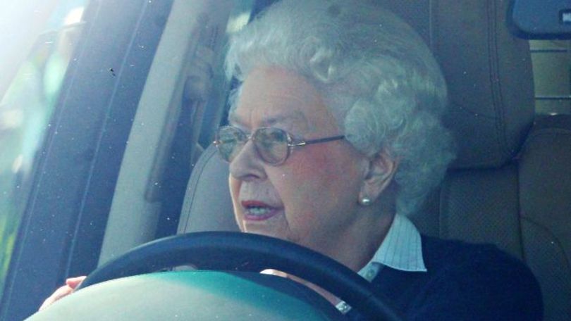 The Queen, a 89 anni guida una Range Rover
