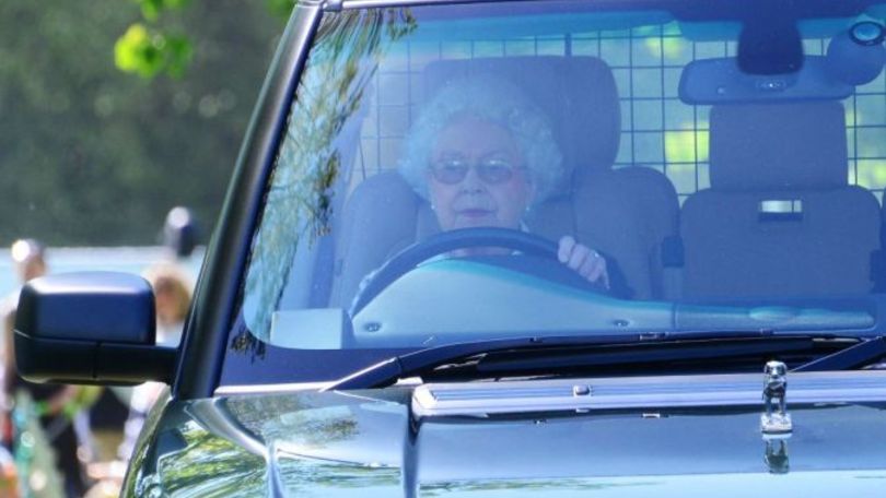 La Regina Elisabetta guida una Range Rover a 89 anni