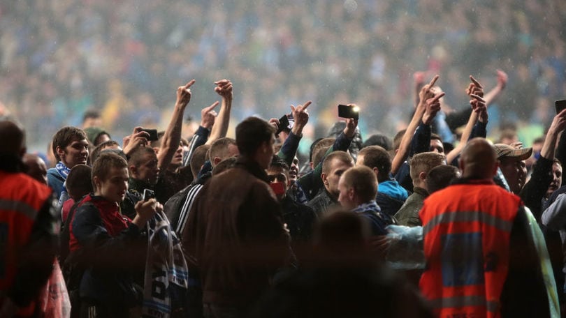 FOTO Dnipro-Napoli, invasione di campo dei tifosi ucraini