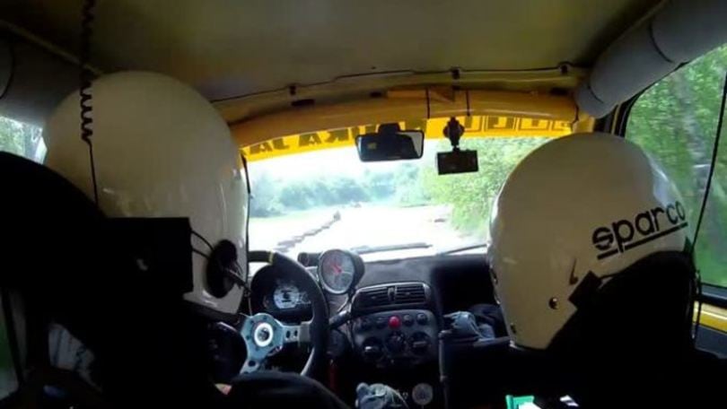 Rally, perde il volante, continua a correre