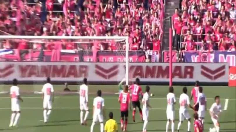 Forlan stupisce ancora, punizione magistrale!