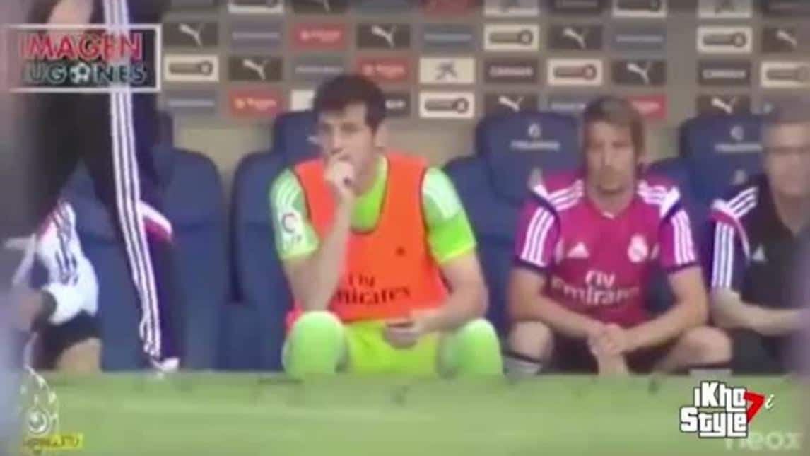 Casillas gioca con il cellulare durante la partita