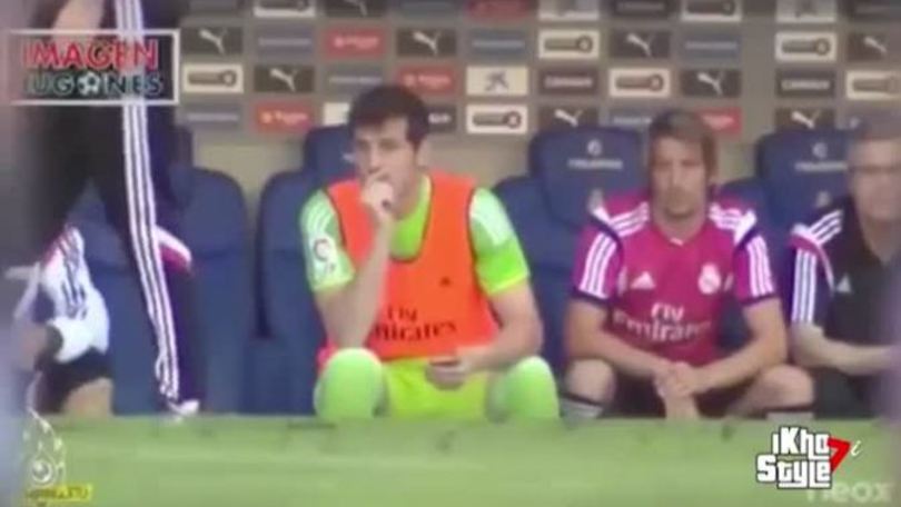 Casillas gioca con il cellulare durante la partita