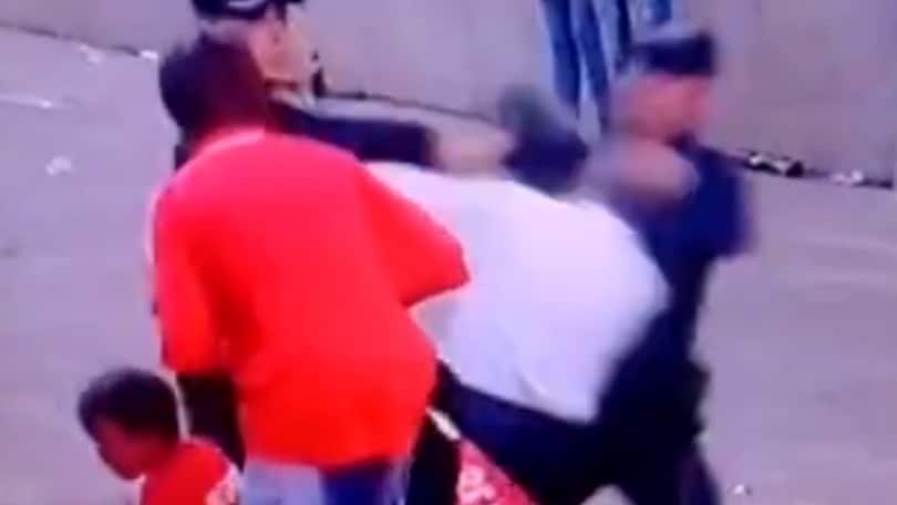 Poliziotto prende a manganellate tifoso davanti al figlio