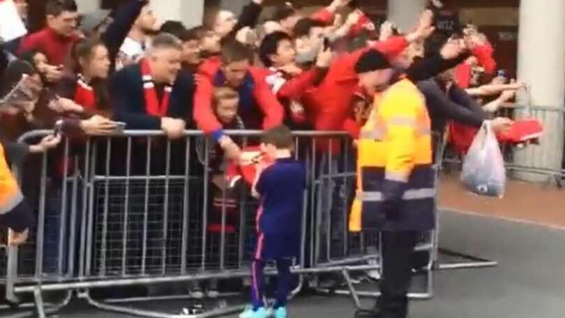 Il figlio di Rooney firma autografi a cinque anni