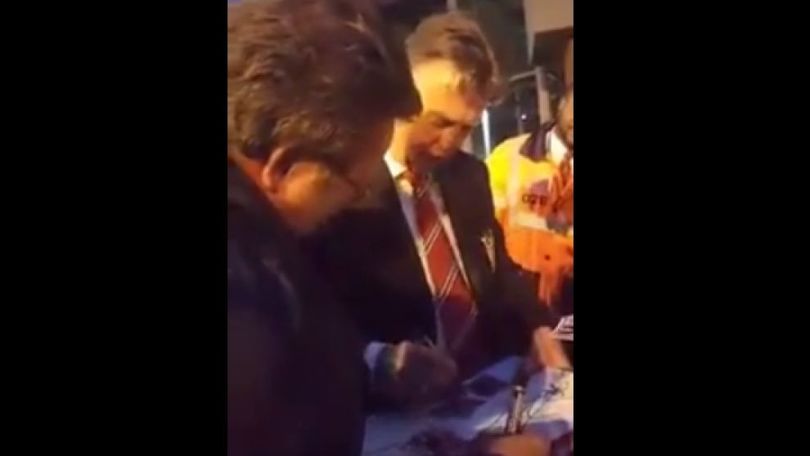 Coro dedicato a Van Gaal: il tecnico lo canta con i tifosi