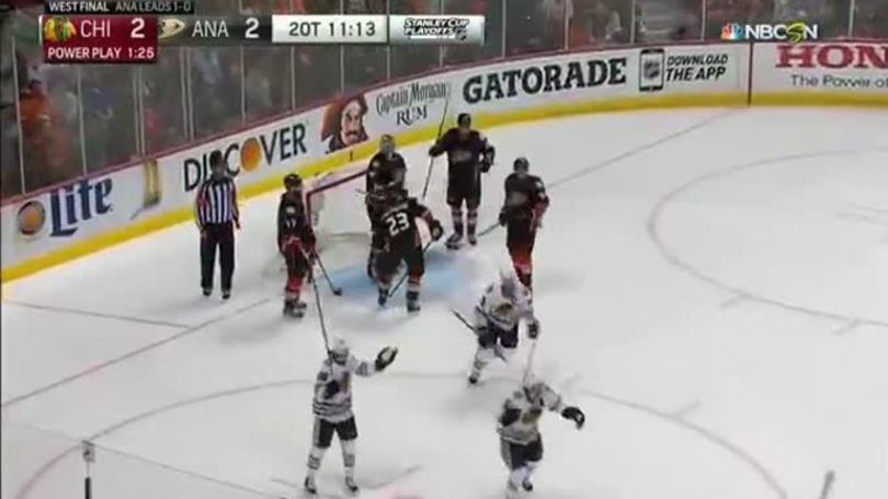 Hockey,  Andrew Shaw segna di testa!