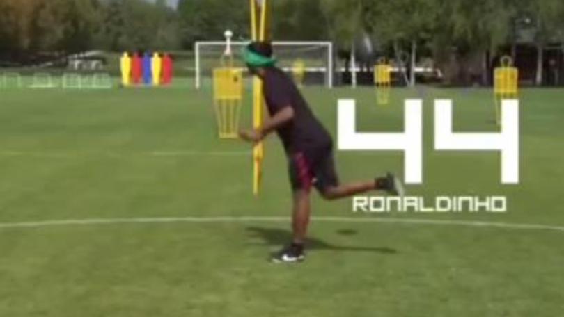 Incredibile Ronaldinho! 44 palleggi bendato