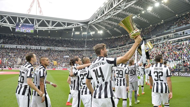La Juve fa il giro del campo con la Coppa Italia