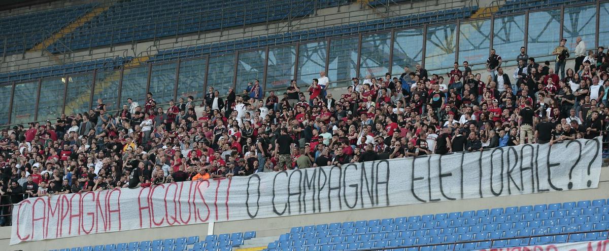 Milan, protesta tifosi: «Galliani-Infront, chi comanda?»