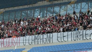 Milan, striscioni di protesta in curva: «Campagna acquisti o elettorale?»