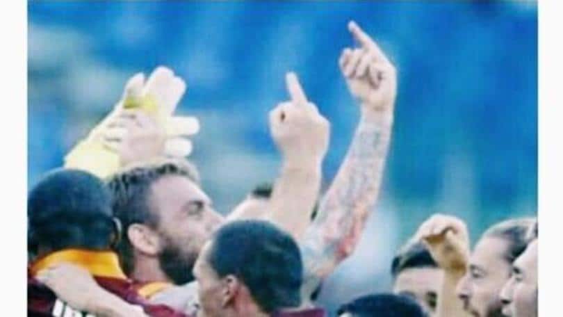 Lazio-Roma: De Rossi mostra il dito medio dopo la vittoria