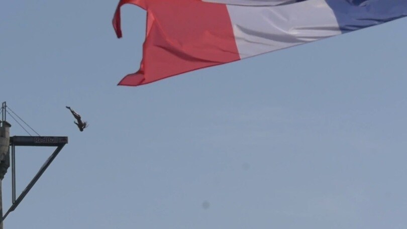 Si tuffa da 27 metri, ma qualcosa va storto: paura a La Rochelle