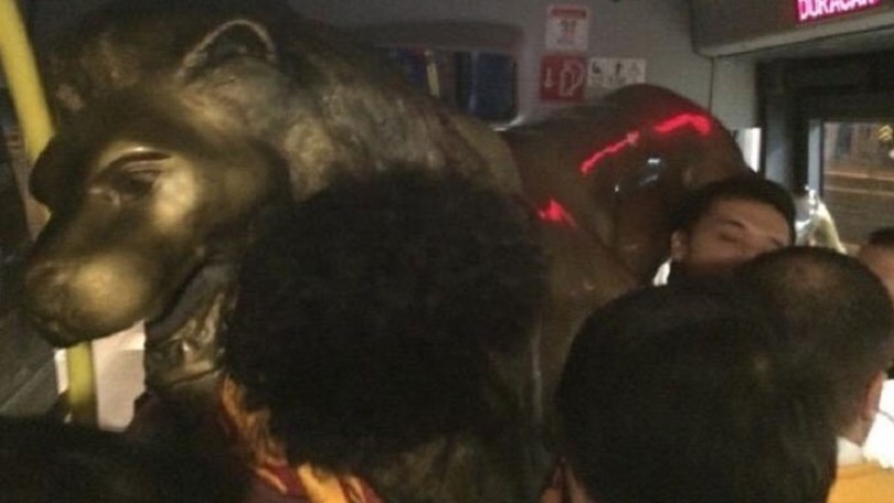 Galatasaray: ultrà rubano la statua del leone, portata via in metrebus