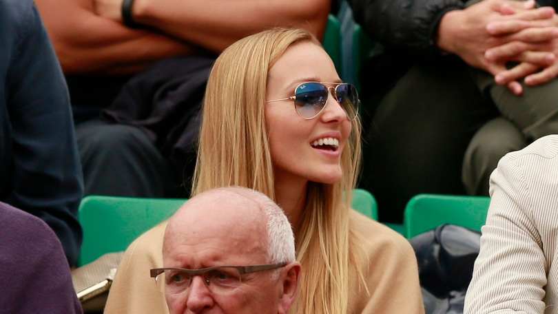 Djokovic debutta al Roland Garros con la bella Jelena