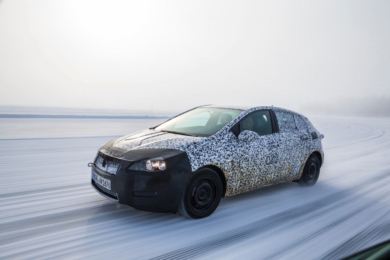 Opel Astra, per camuffarla si usa la pellicola dei cellulari