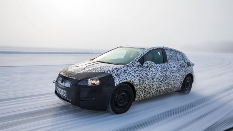 Opel Astra, per camuffarla si usa la pellicola dei cellulari