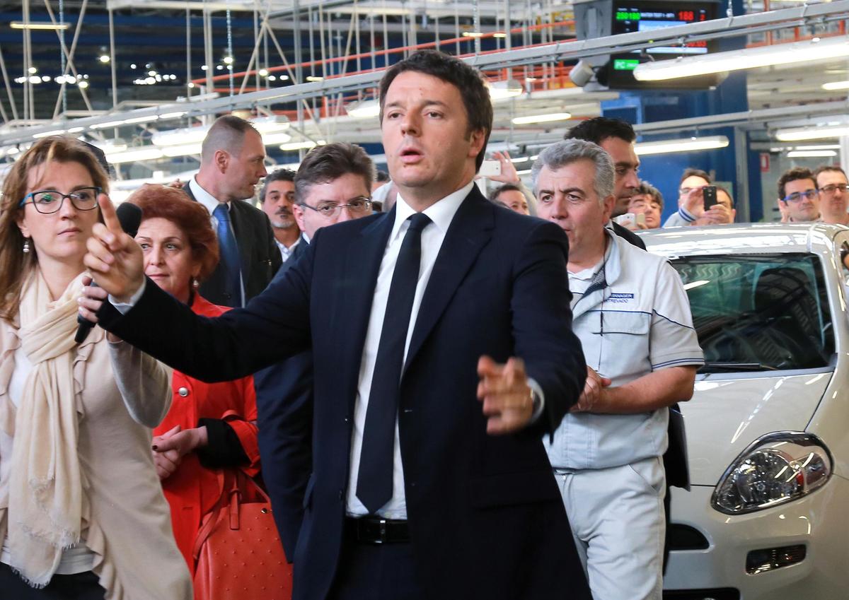 Renzi a Melfi: «Non vedo l'ora di comprarmi un'Alfa»
