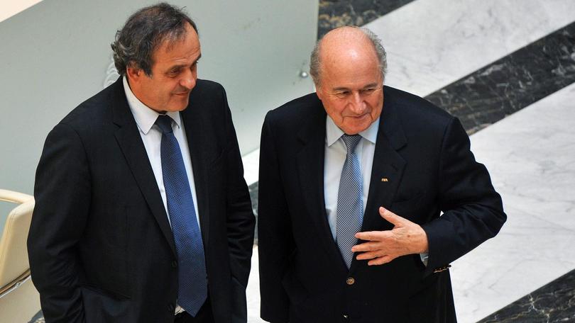 Platini: «Blatter lasci la Fifa»