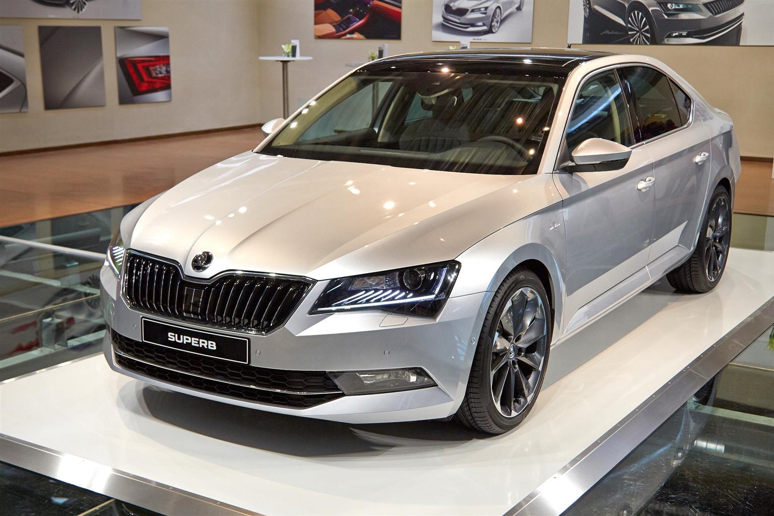 Nuova Skoda Superb. Foto e prezzi